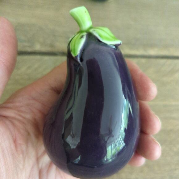 Vintage 1960s Mid-Century Purple Eggplant Salt and Pepper Shakers by Holt-Howard - Picture 3 of 7